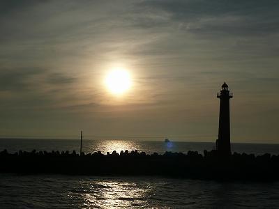 夕日と船と灯台