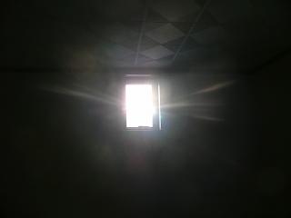 小窓から光が